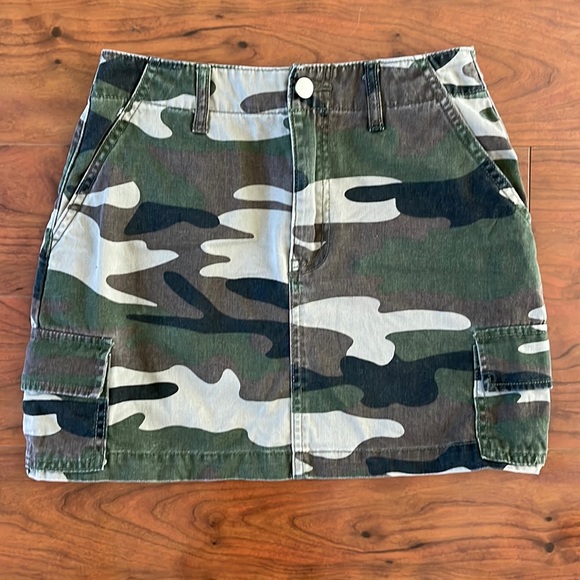 Forever 21 Dresses & Skirts - Forever 21 High-Waisted Denim Camo Cargo Mini Skirt
